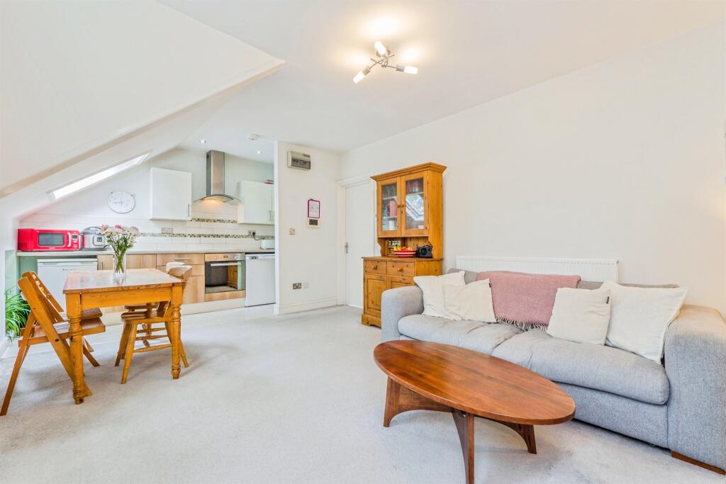 Apartment in Cardiff, Roath - More