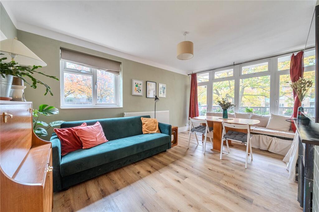 1-bed flat on Eliot Bank, London, SE23, £300,000