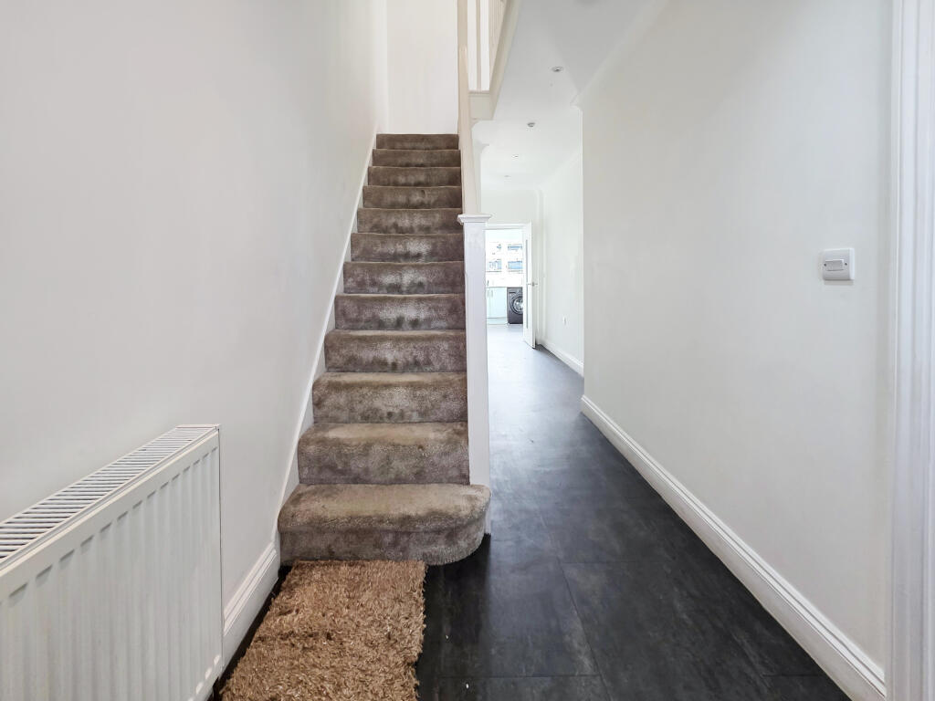Eastern Avenue, Ilford, IG2 7JB - View 4