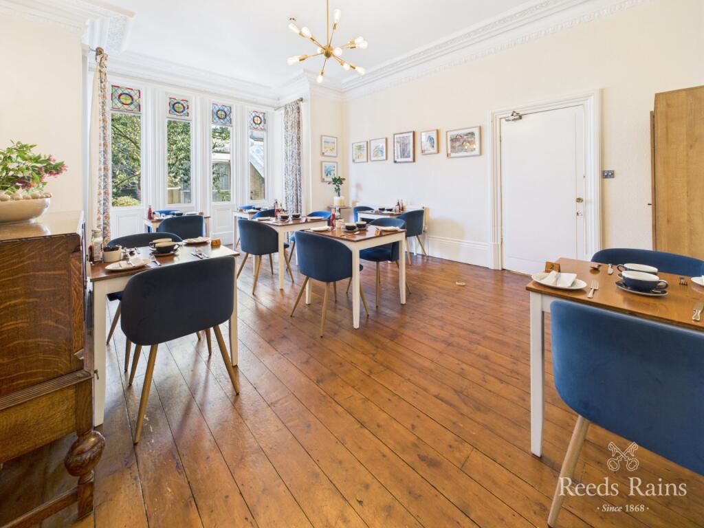 Esplanade Road, Scarborough, North Yorkshire, YO11 photo 2