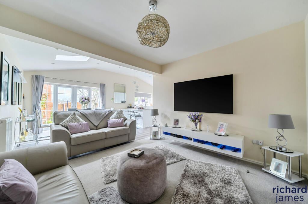 Thames Avenue, Haydon Wick, Swindon, SN25 photo 3
