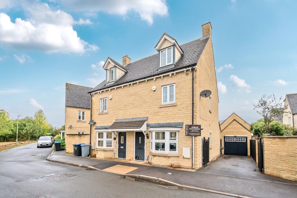 3-bed semi-detached on Saffron Crescent, Carterton, Oxfordshire, OX18, £340,000