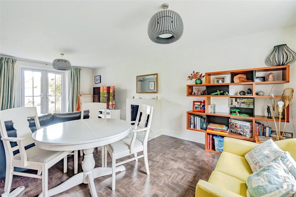 House in Reigate and Banstead, Meath Green, Horley - View 4