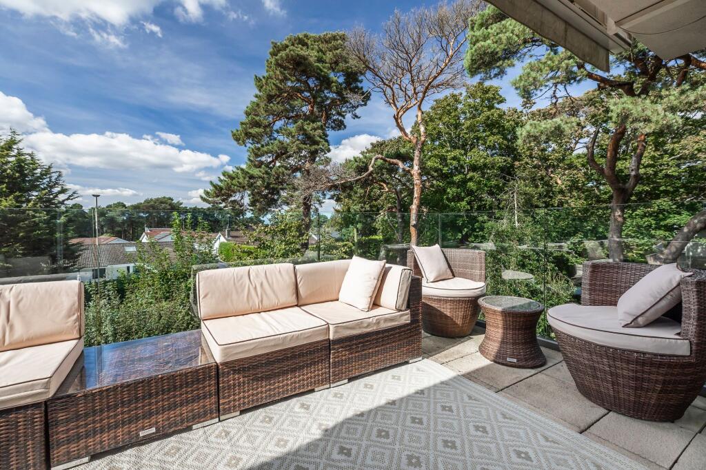 3-bed flat on Flat 11  Haven Road, Canford Cliffs, Poole, BH13 7LH, £795,000