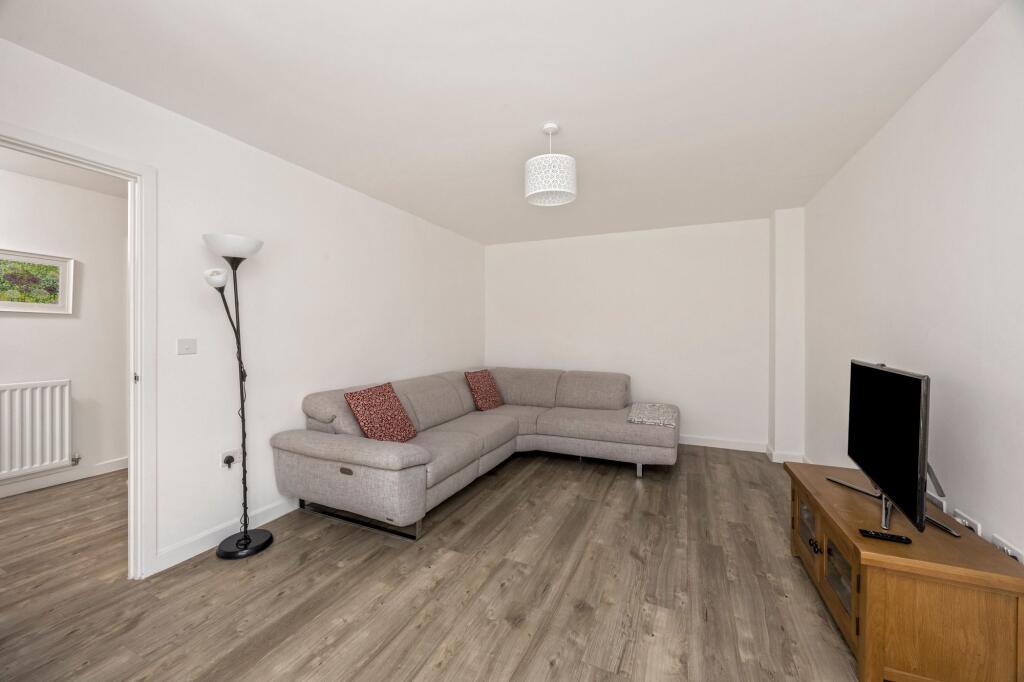 Flint Street, Faygate, RH12 - More