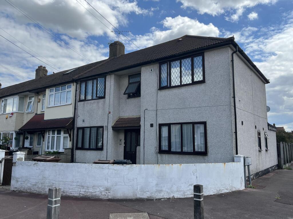 Main image of property: 90c Auriel Avenue, Dagenham, Greater London, RM10