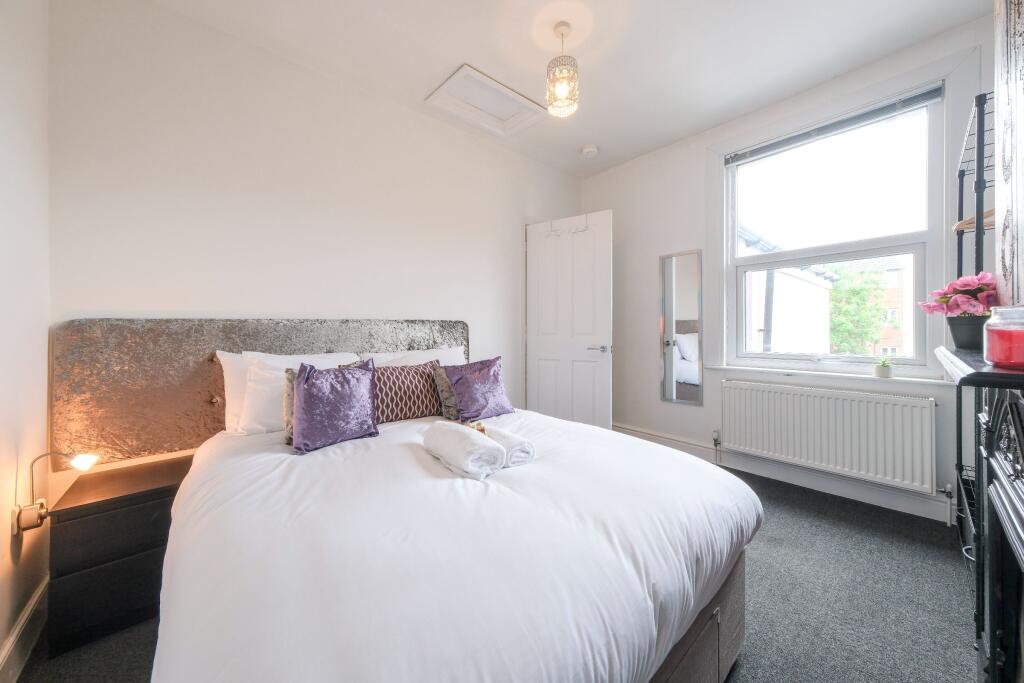 5 bedroom semi-detached house for rent