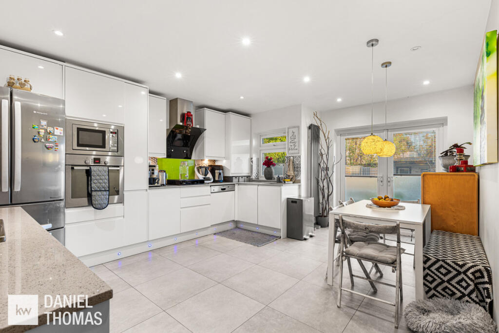 Freemantle Avenue, Enfield, EN3 photo 2