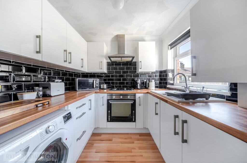 House in Calderdale, Illingworth - View 4