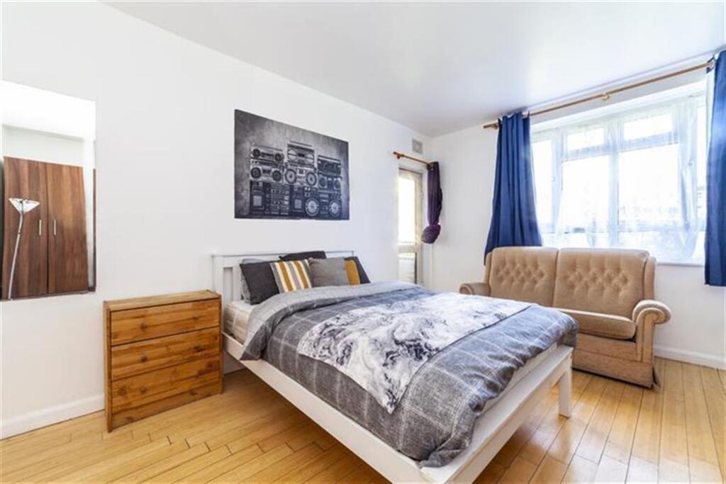 3-bed flat on Lancaster Court, Darlan Road, SW6, £470,000