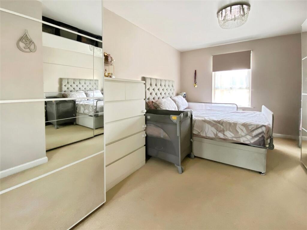 House in Wokingham, Montague Park - More