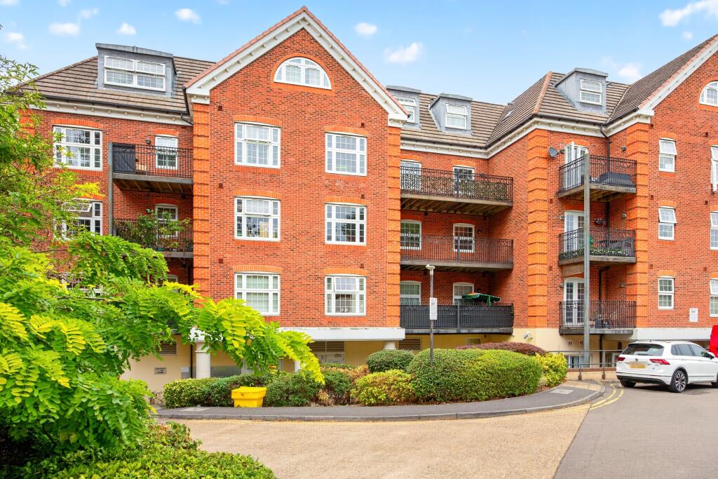 Apartment in Surrey Heath, Surrey - View 2