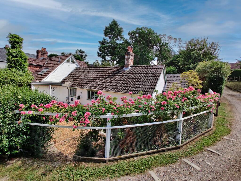Lester Square, Burley, Ringwood, BH24 photo 2