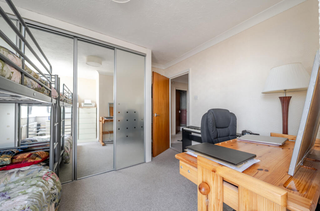 Apartment in Worthing, West Sussex - More