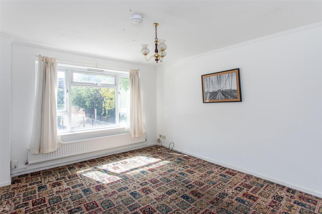 Canal Close, Stepney Green, E1 - More