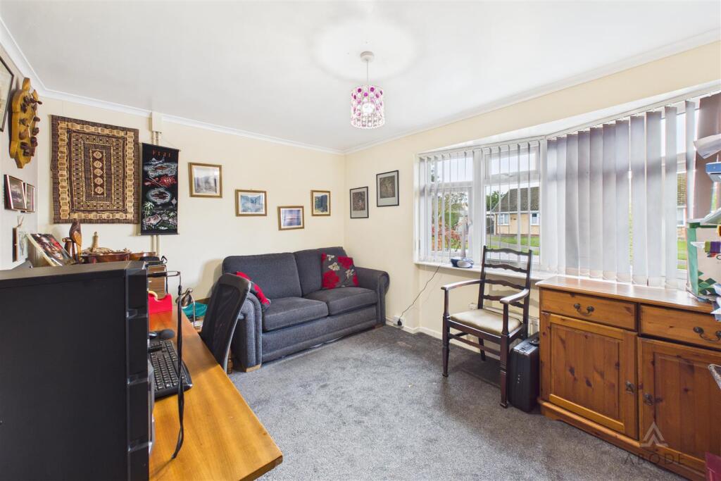 Hurst Drive, Stretton, Burton-on-Trent photo 4