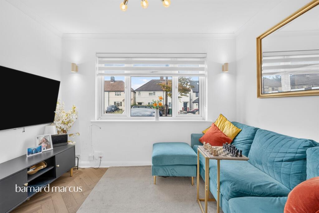 House in Worcester Park, The Hamptons - More