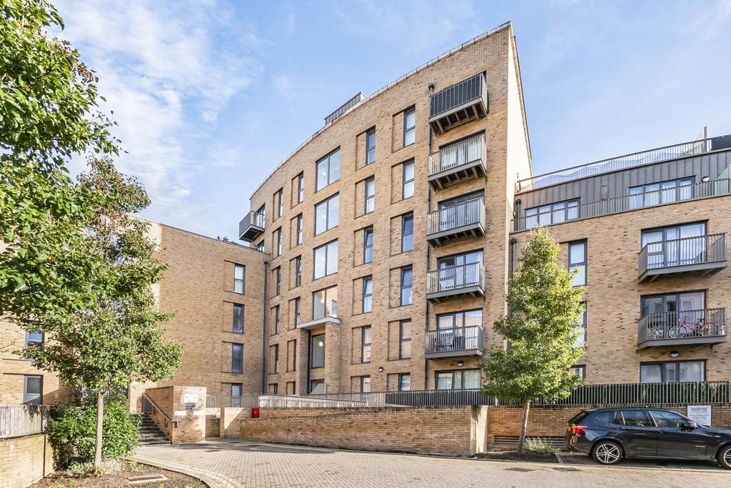 2-bed apartment on Cabot Close, Croydon, CR0, £265,000