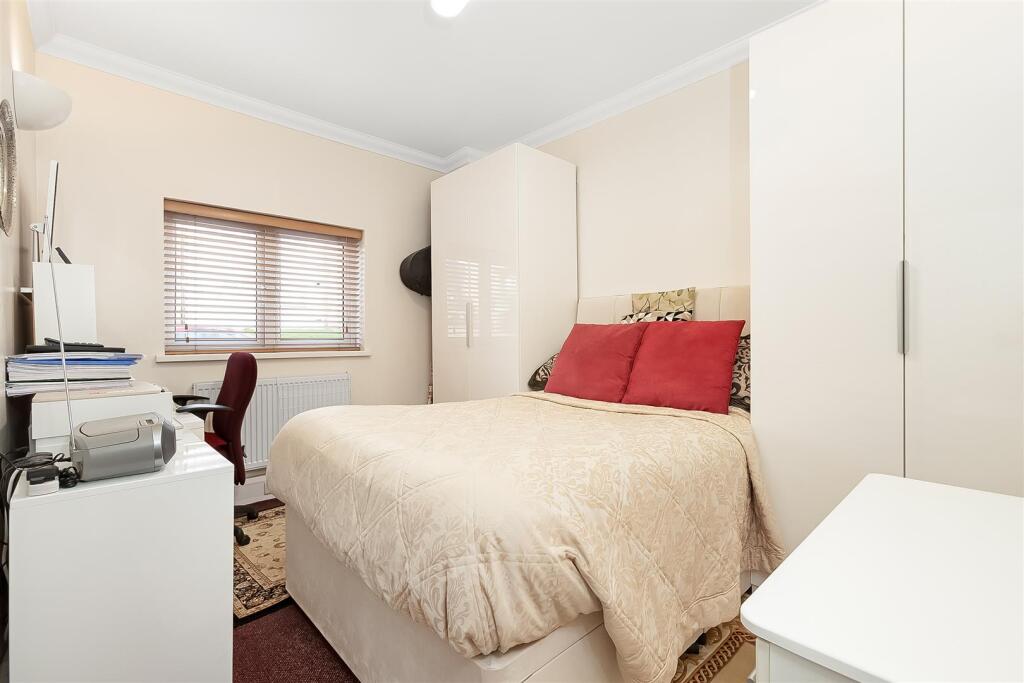 Apartment in Croydon - View 5