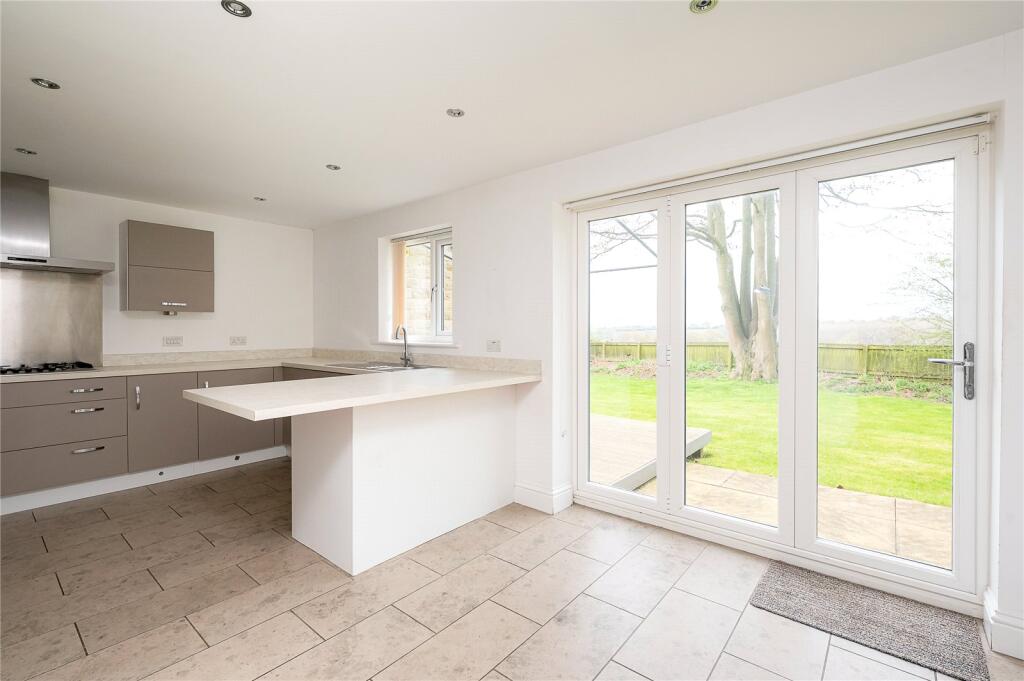 Castle Court, Scarcroft, LS14 photo 3