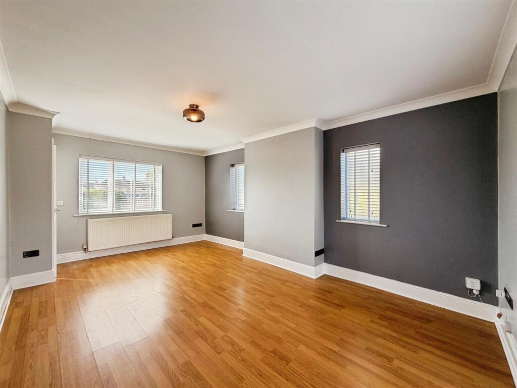 Fourth Avenue, Edwinstowe, Mansfield - View 5