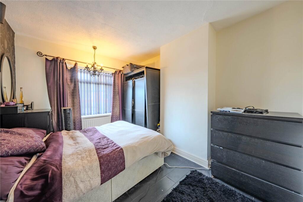 House in Leeds, Bradley Hill, Bramley - More
