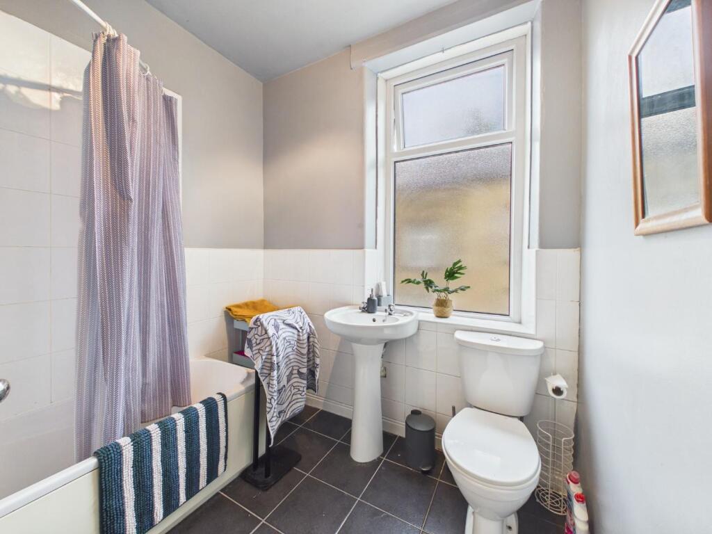 House in Bradford, Ferncliffe, Bingley - More