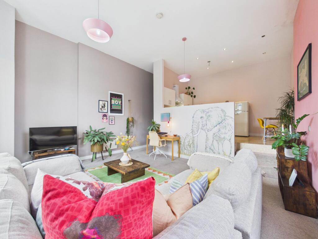 Apartment in Liverpool - More