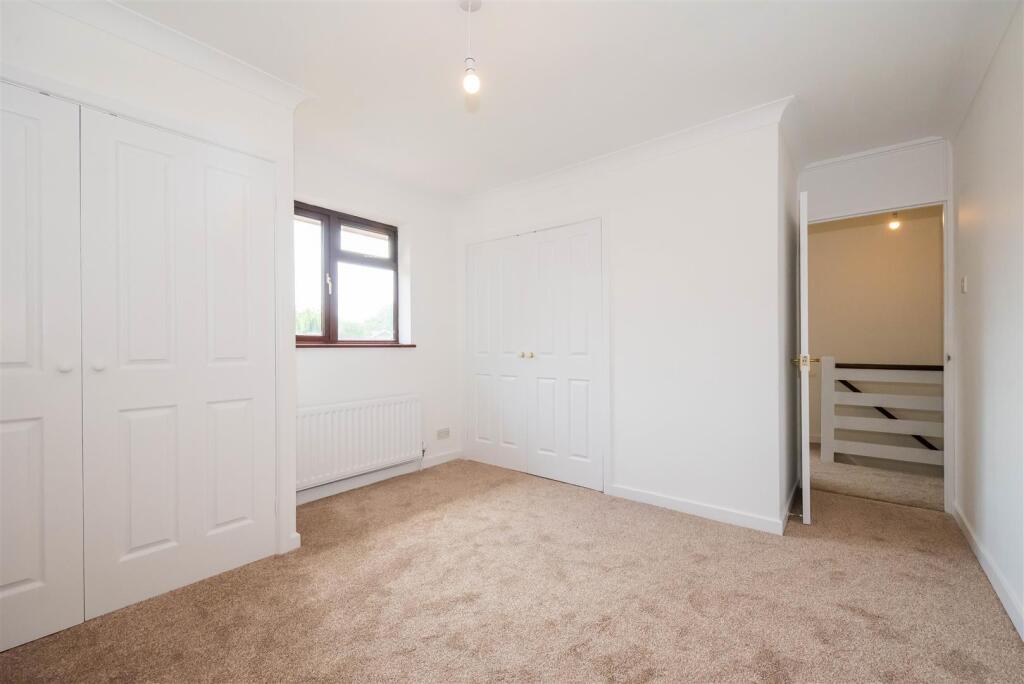 Inglewood Avenue, Camberley photo 4