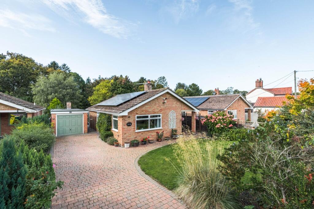 Beautiful Detached Bungalow on Picturesque Road in Saxthorpe With Self Contained Log Cabin. photo 2