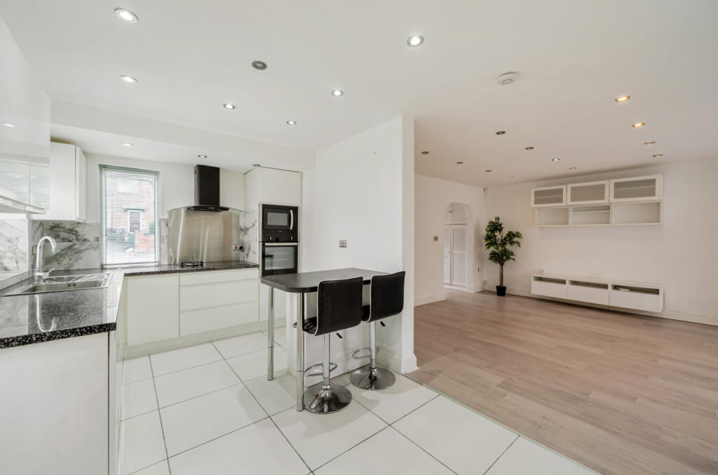 House in Leeds, West Yorkshire - View 5