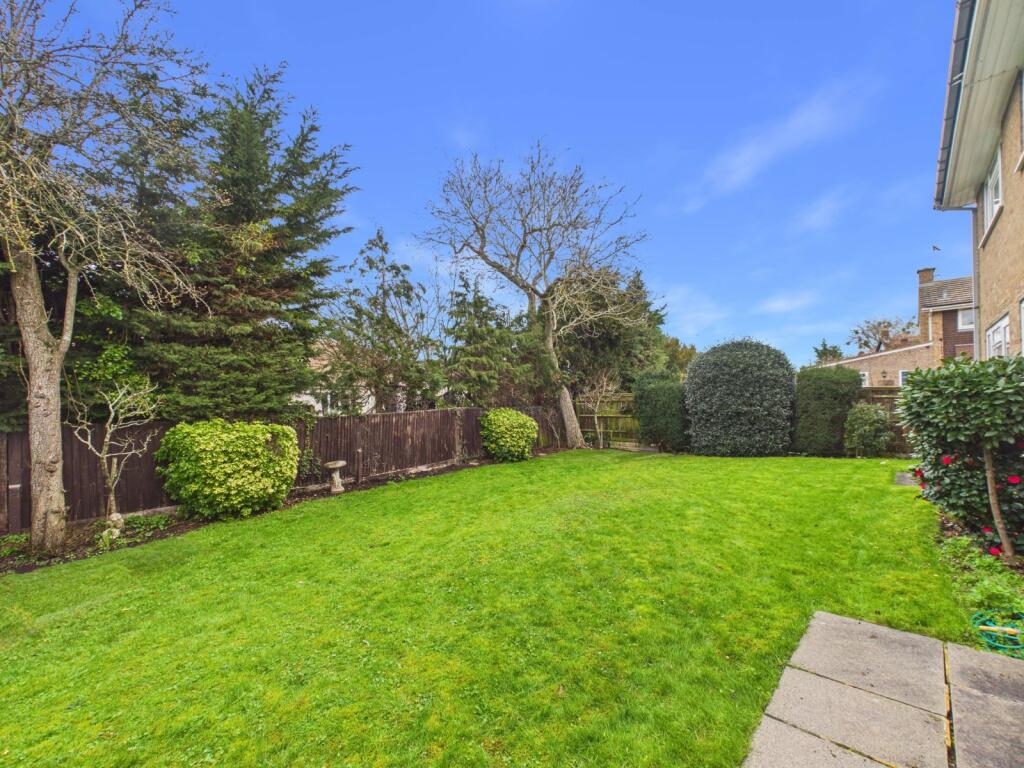 Beaulieu Close, Datchet, Berkshire, SL3 photo 2