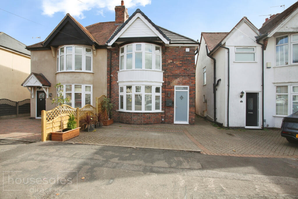 3-bed semi-detached on Forest Road, Hinckley, LE10, £270,000