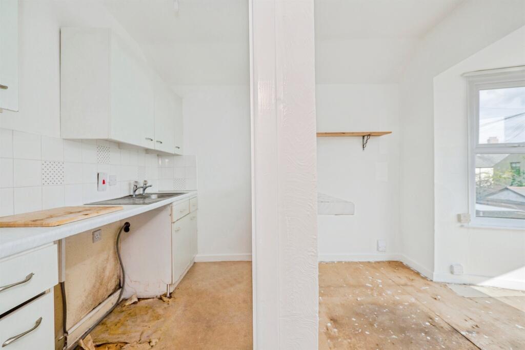 Apartment in Cardiff, Roath - View 4
