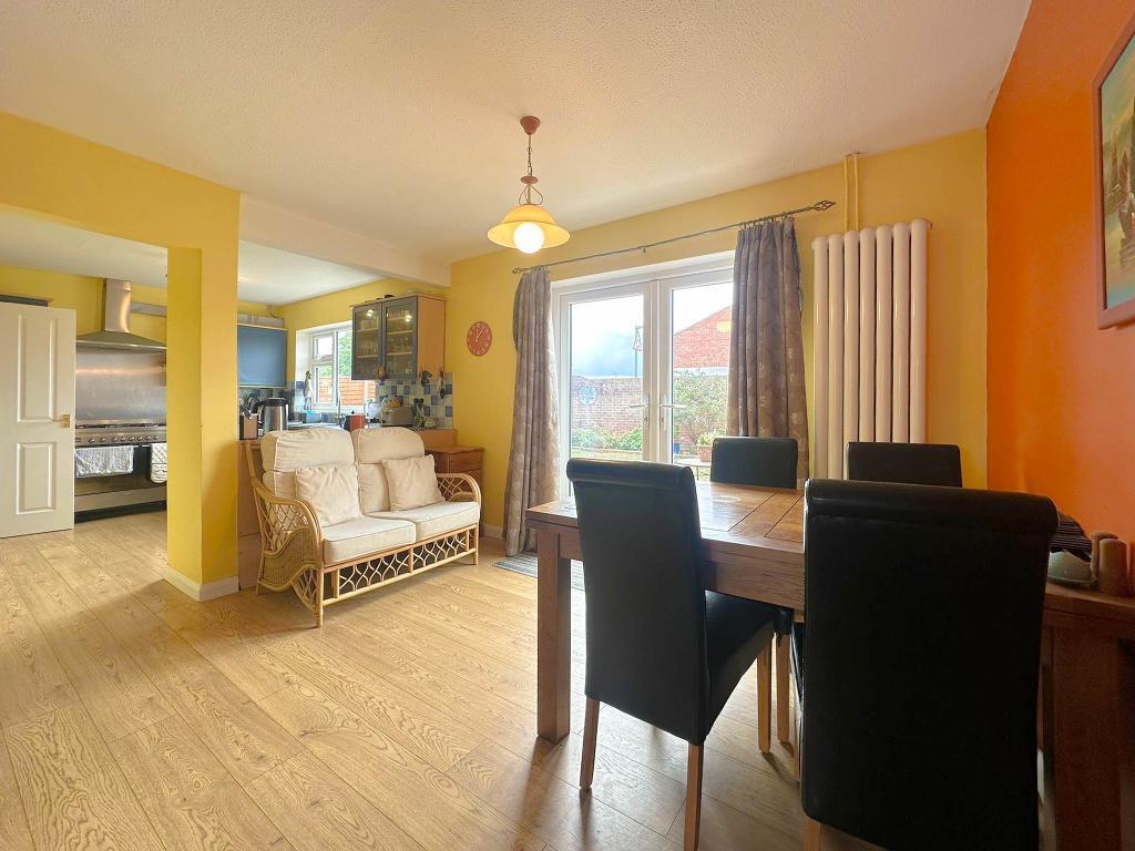 Sunderland Close, Melksham, Wiltshire, SN12 6TZ photo 4