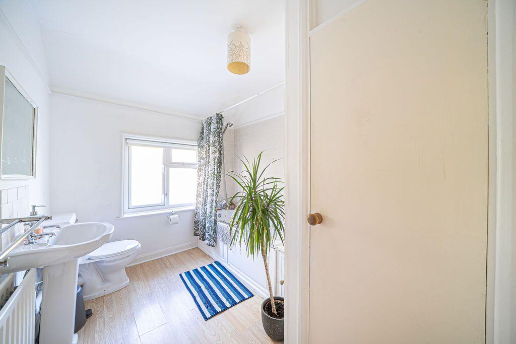 House in Basingstoke and Deane, Overton - View 5