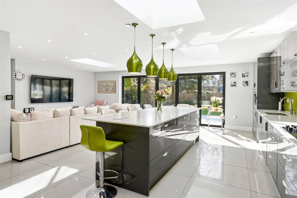 House in Twickenham - More