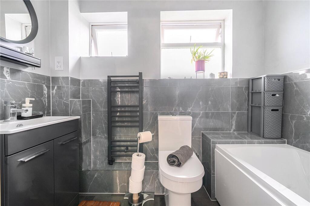 Walton Way, Newbury, Berkshire, RG14 photo 5