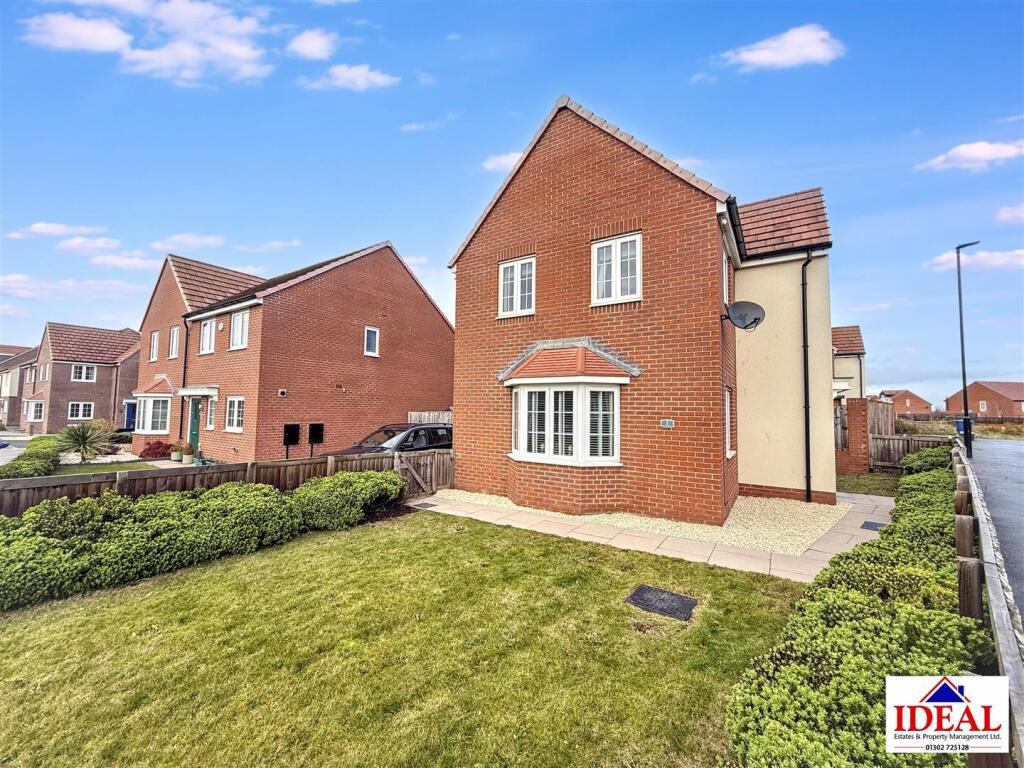3-bed detached on Ancient Drive, Woodlands, Doncaster, £220,000