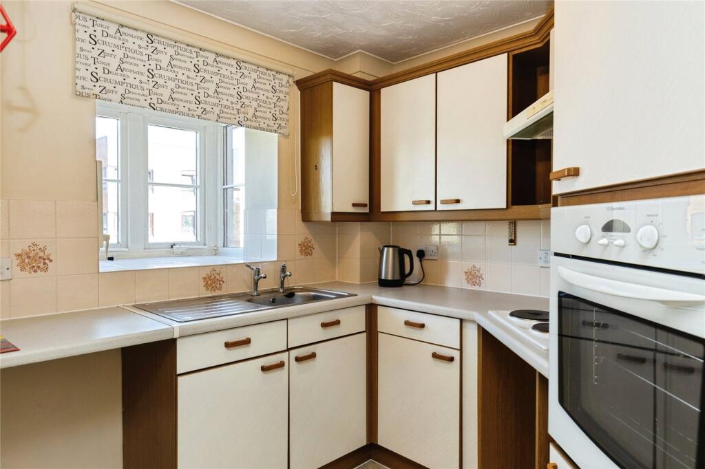 Apartment in Gloucester, Gloucestershire - View 4