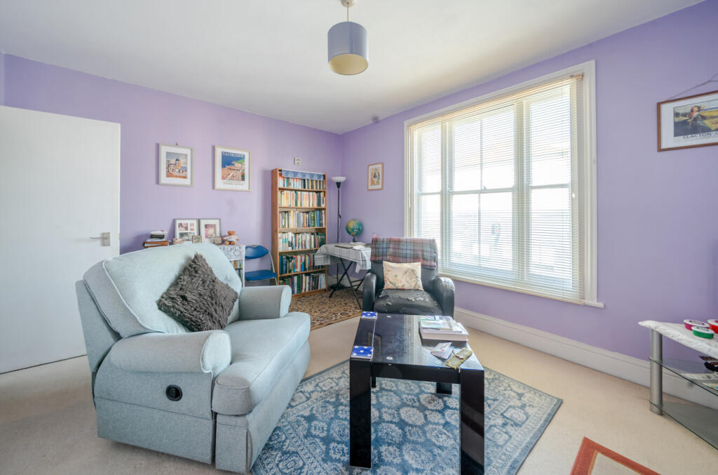 Apartment in Worthing, Broadwater - View 2