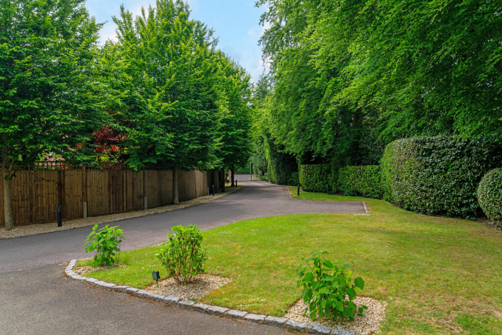 Gregories Road, Beaconsfield, HP9 - View 3