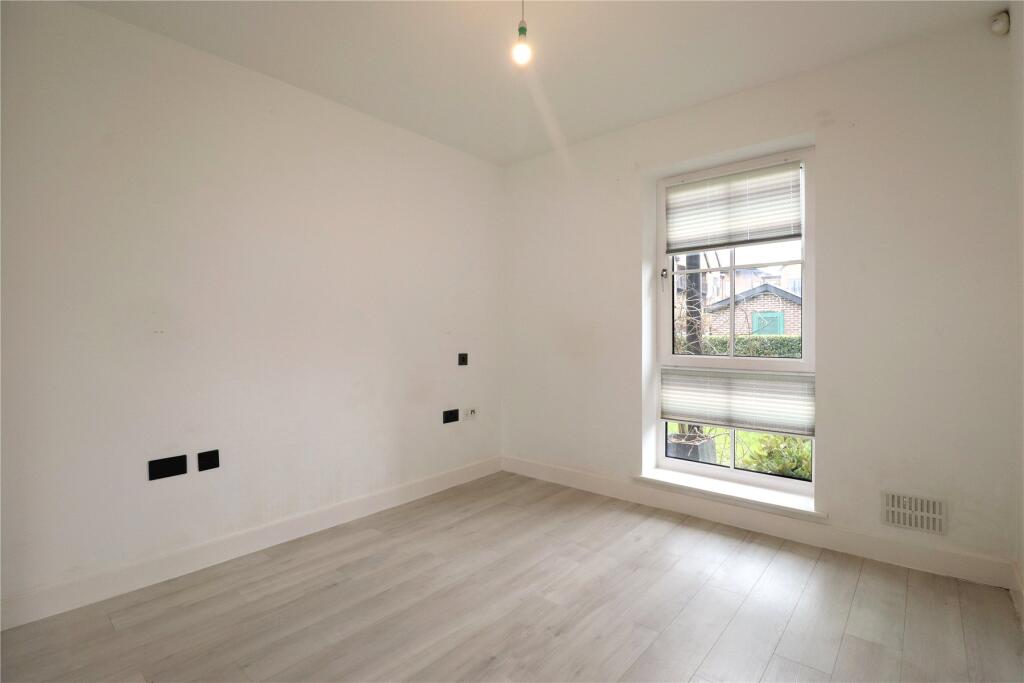Apartment in Woking, Surrey - View 6