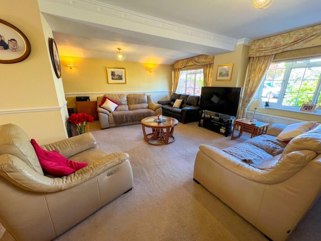 House in Elmbridge, Molesey - More