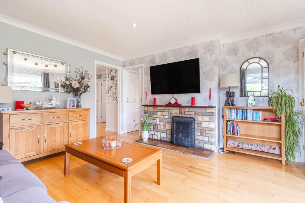 Beautiful Detached Bungalow on Picturesque Road in Saxthorpe With Self Contained Log Cabin. photo 3