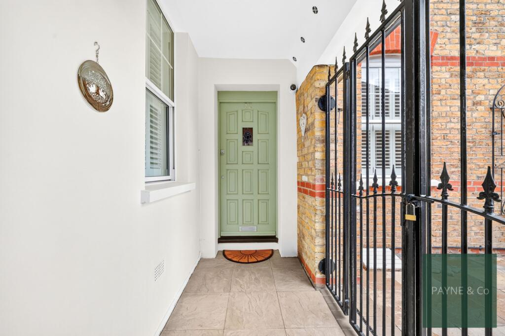 House in Romford - More