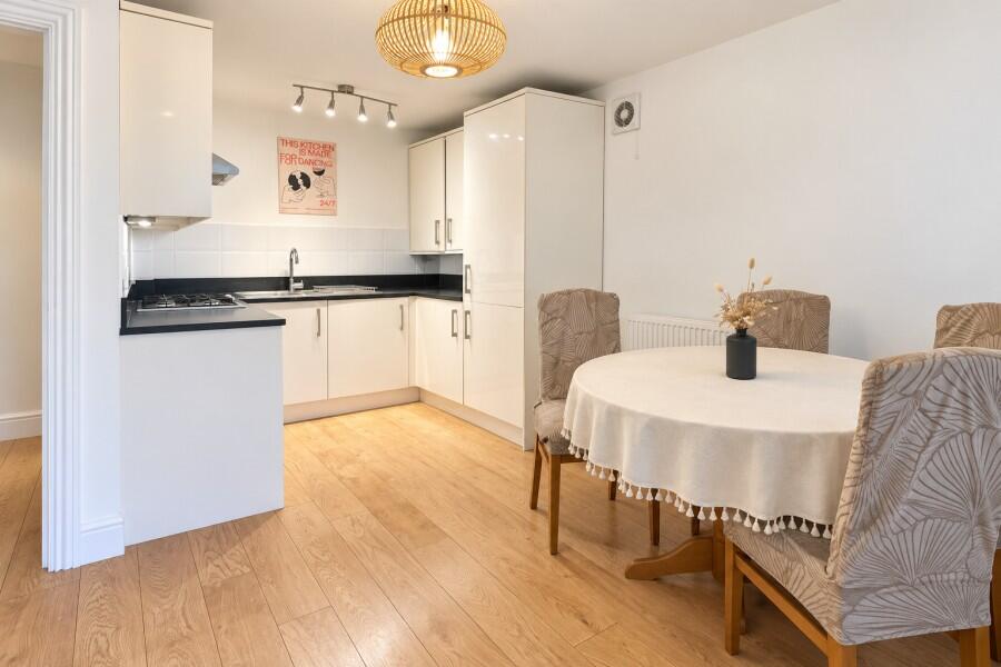 Apartment in Woking, Surrey - View 4