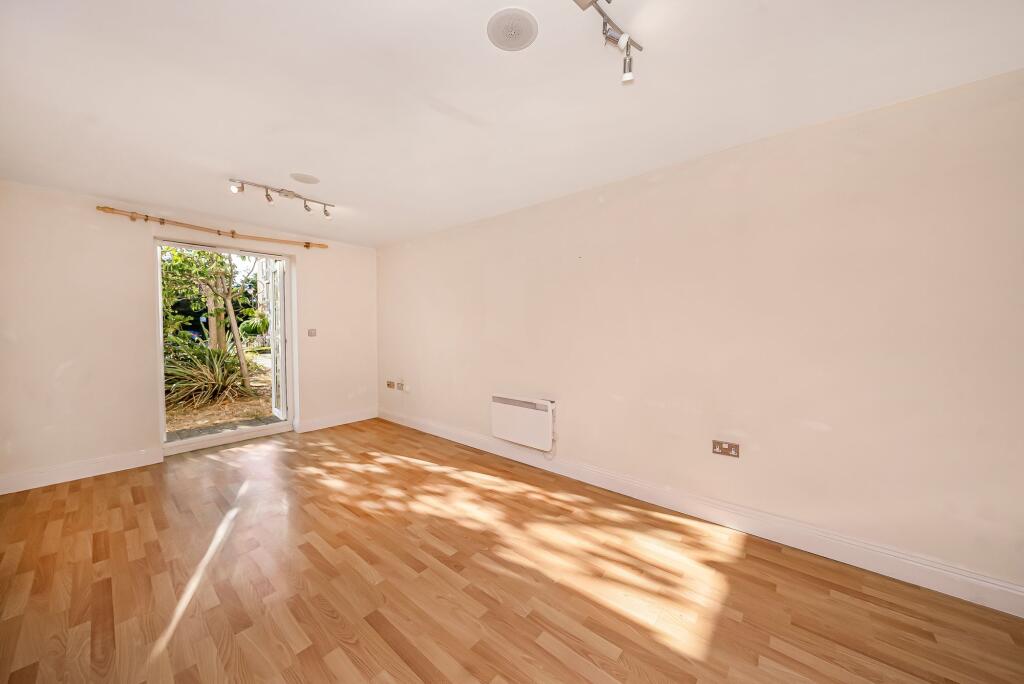 Apartment in Southend-on-Sea - View 3