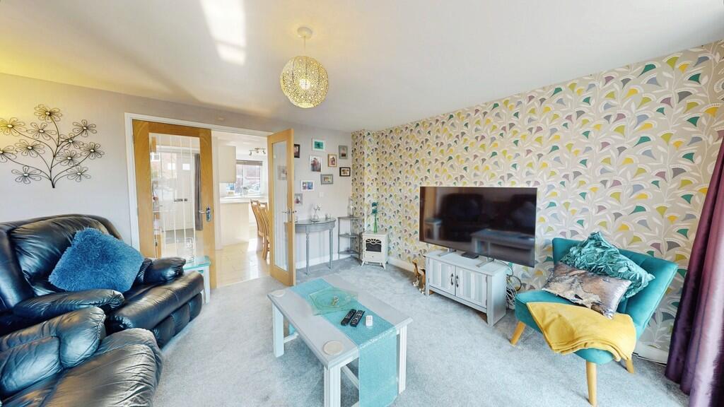 Siskin Drive, Cheltenham photo 3