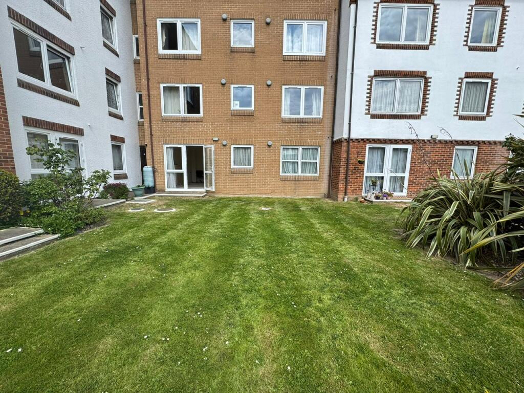 1-bed flat on Campbell Road, Bognor Regis, £50,000